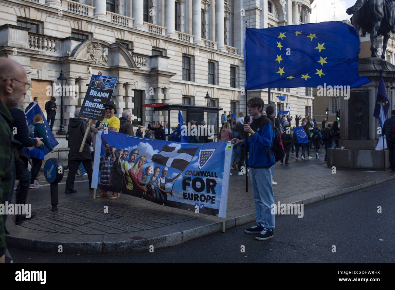 Anti-Brexit-Demonstranten mit einem Banner von Cornwall für Europa Stockfoto