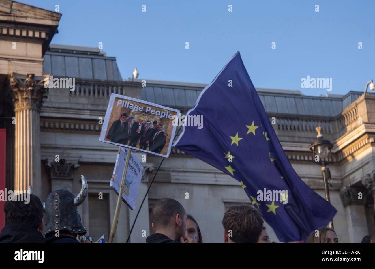 Anti-Brexit-Demonstranten verkleiden sich als Wikinger mit lustigen Plakaten Stockfoto