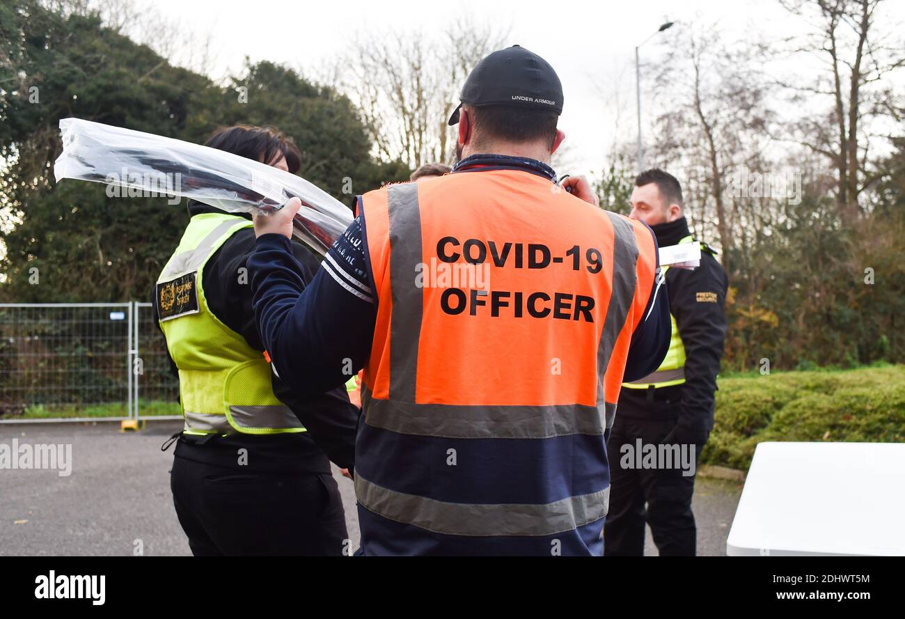 Crawley UK 12. Dezember 2020 - EIN COVID-19 Offizier während des Sky Bet EFL League zwei Spiels zwischen Crawley Town und Barrow AFC im People's Pension Stadium, als Fans heute zum ersten Mal zurückkehrten - nur für redaktionelle Verwendung. Keine Verkaufsförderung. Für Football-Bilder gelten die Einschränkungen von FA und Premier League. Keine Internet-/Mobilnutzung ohne FAPL-Lizenz - für Details wenden Sie sich bitte an Football Dataco : Credit Simon Dack TPI / Alamy Live News Stockfoto