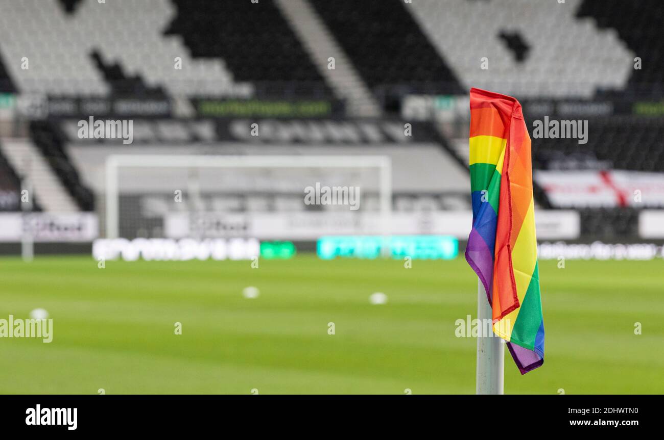 Pride Park, Derby, East Midlands. Dezember 2020. English Football League Championship Football, Derby County versus Stoke City; EINE Regenbogen-Eckflagge auf dem Spielfeld als Derby County Football Club unterstützt LGBT Credit: Action Plus Sports/Alamy Live News Stockfoto