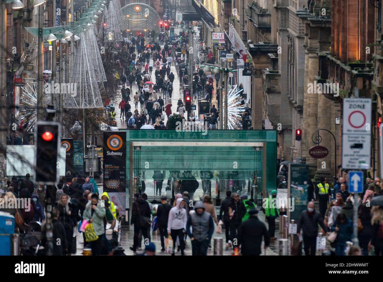Glasgow, Schottland, Großbritannien. 12 Dezember 2021. Am ersten Tag nach Glasgow Lockdown reduziert auf Ebene 3 , Geschäfte im Stadtzentrum sind geöffnet und viele Weihnachtseinkäufer sind auf den Straßen gesehen . Buchanan Street und Argyle Street sind besonders belebt. Iain Masterton/Alamy Live News Stockfoto