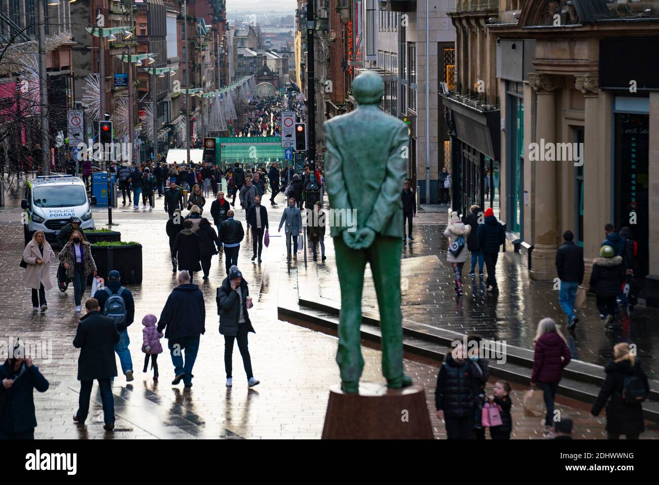 Glasgow, Schottland, Großbritannien. 12 Dezember 2021. Am ersten Tag nach Glasgow Lockdown reduziert auf Ebene 3 , Geschäfte im Stadtzentrum sind geöffnet und viele Weihnachtseinkäufer sind auf den Straßen gesehen . Buchanan Street und Argyle Street sind besonders belebt. Iain Masterton/Alamy Live News Stockfoto