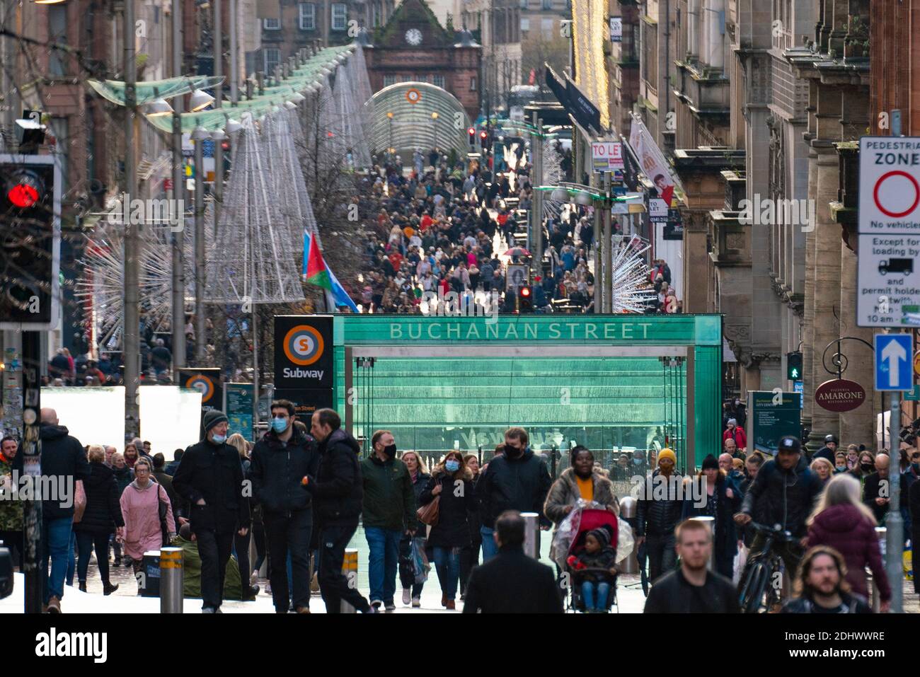 Glasgow, Schottland, Großbritannien. 12 Dezember 2021. Am ersten Tag nach Glasgow Lockdown reduziert auf Ebene 3 , Geschäfte im Stadtzentrum sind geöffnet und viele Weihnachtseinkäufer sind auf den Straßen gesehen . Buchanan Street und Argyle Street sind besonders belebt. Iain Masterton/Alamy Live News Stockfoto