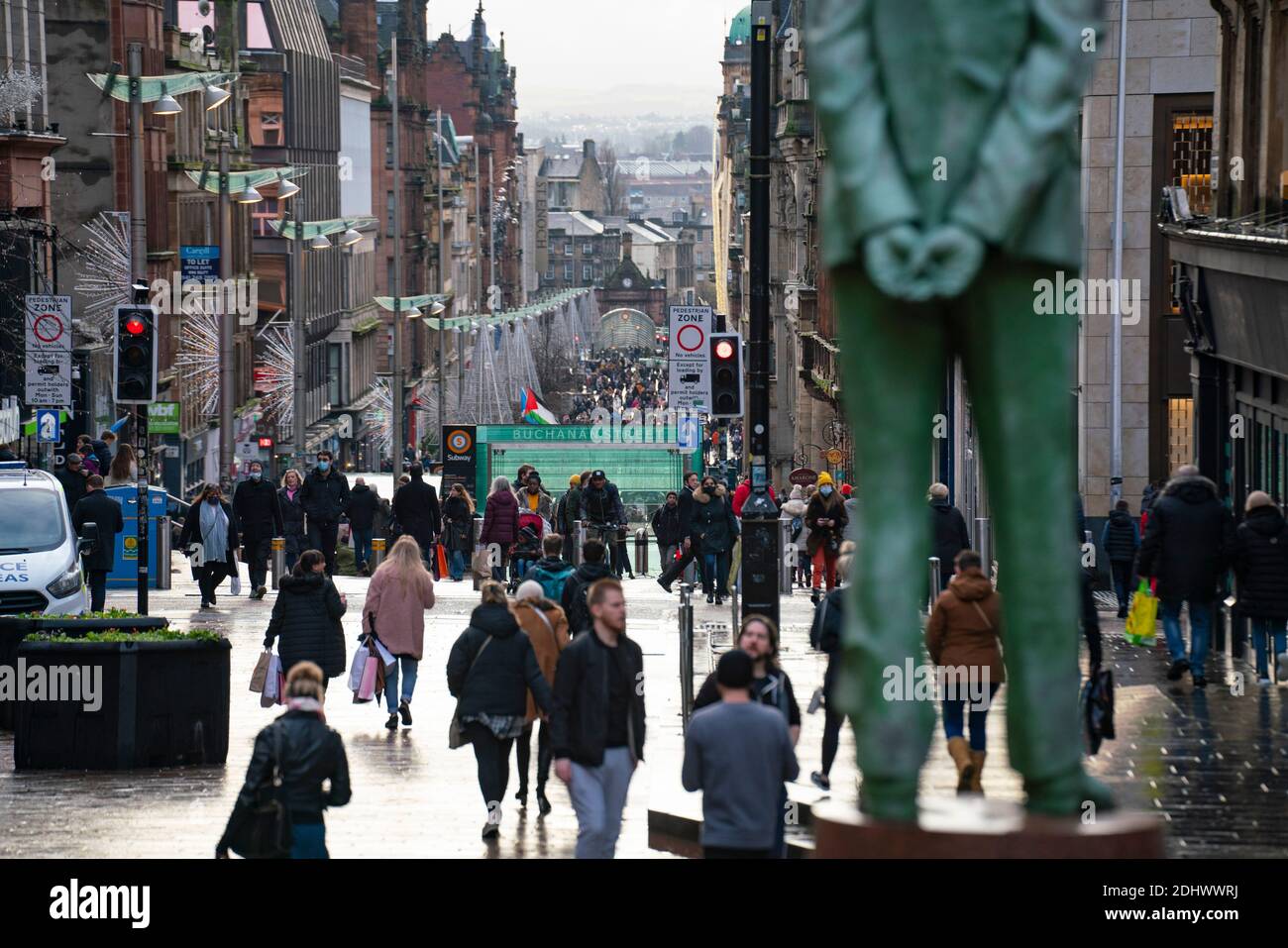 Glasgow, Schottland, Großbritannien. 12 Dezember 2021. Am ersten Tag nach Glasgow Lockdown reduziert auf Ebene 3 , Geschäfte im Stadtzentrum sind geöffnet und viele Weihnachtseinkäufer sind auf den Straßen gesehen . Buchanan Street und Argyle Street sind besonders belebt. Iain Masterton/Alamy Live News Stockfoto