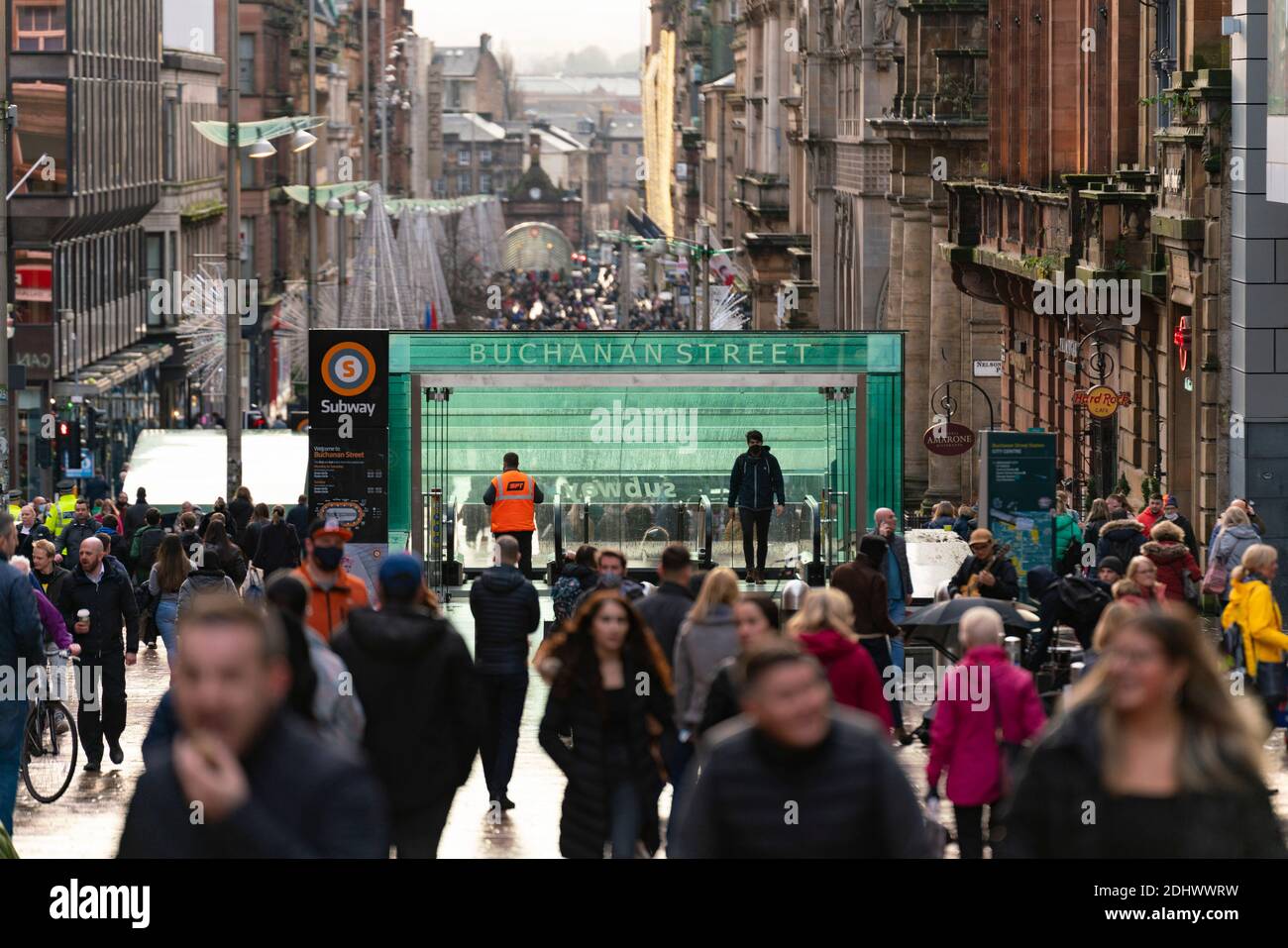 Glasgow, Schottland, Großbritannien. 12 Dezember 2021. Am ersten Tag nach Glasgow Lockdown reduziert auf Ebene 3 , Geschäfte im Stadtzentrum sind geöffnet und viele Weihnachtseinkäufer sind auf den Straßen gesehen . Buchanan Street und Argyle Street sind besonders belebt. Iain Masterton/Alamy Live News Stockfoto