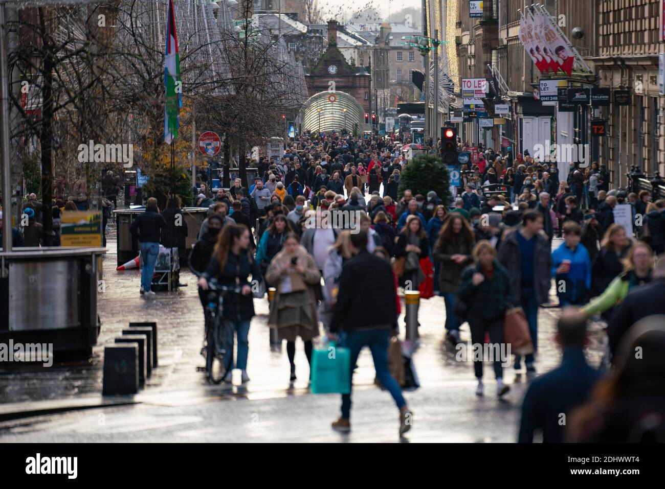 Glasgow, Schottland, Großbritannien. 12 Dezember 2021. Am ersten Tag nach Glasgow Lockdown reduziert auf Ebene 3 , Geschäfte im Stadtzentrum sind geöffnet und viele Weihnachtseinkäufer sind auf den Straßen gesehen . Buchanan Street und Argyle Street sind besonders belebt. Iain Masterton/Alamy Live News Stockfoto