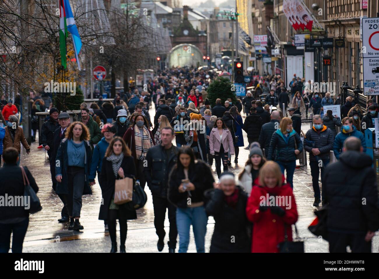 Glasgow, Schottland, Großbritannien. 12 Dezember 2021. Am ersten Tag nach Glasgow Lockdown reduziert auf Ebene 3 , Geschäfte im Stadtzentrum sind geöffnet und viele Weihnachtseinkäufer sind auf den Straßen gesehen . Buchanan Street und Argyle Street sind besonders belebt. Iain Masterton/Alamy Live News Stockfoto