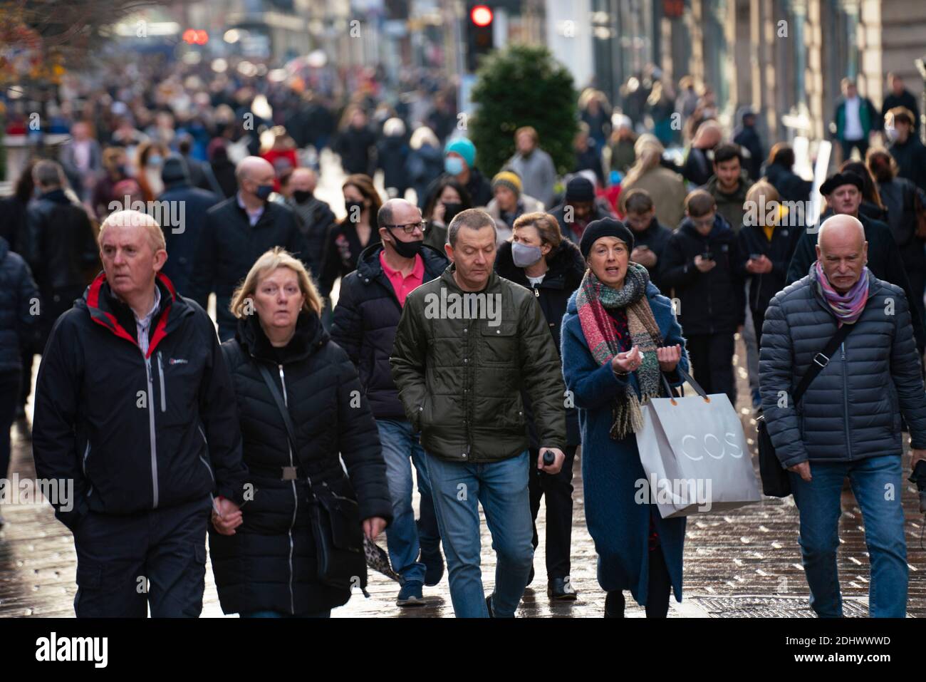 Glasgow, Schottland, Großbritannien. 12 Dezember 2021. Am ersten Tag nach Glasgow Lockdown reduziert auf Ebene 3 , Geschäfte im Stadtzentrum sind geöffnet und viele Weihnachtseinkäufer sind auf den Straßen gesehen . Buchanan Street und Argyle Street sind besonders belebt. Iain Masterton/Alamy Live News Stockfoto