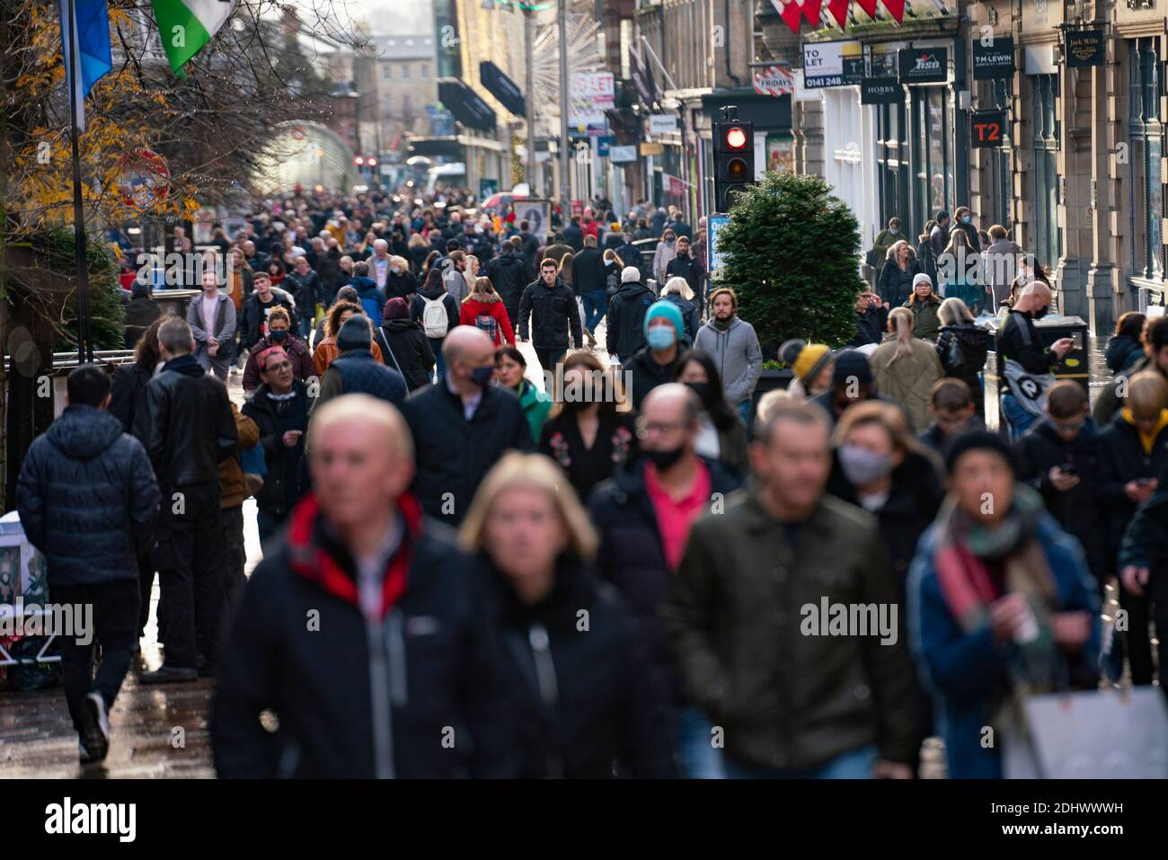 Glasgow, Schottland, Großbritannien. 12 Dezember 2021. Am ersten Tag nach Glasgow Lockdown reduziert auf Ebene 3 , Geschäfte im Stadtzentrum sind geöffnet und viele Weihnachtseinkäufer sind auf den Straßen gesehen . Buchanan Street und Argyle Street sind besonders belebt. Iain Masterton/Alamy Live News Stockfoto