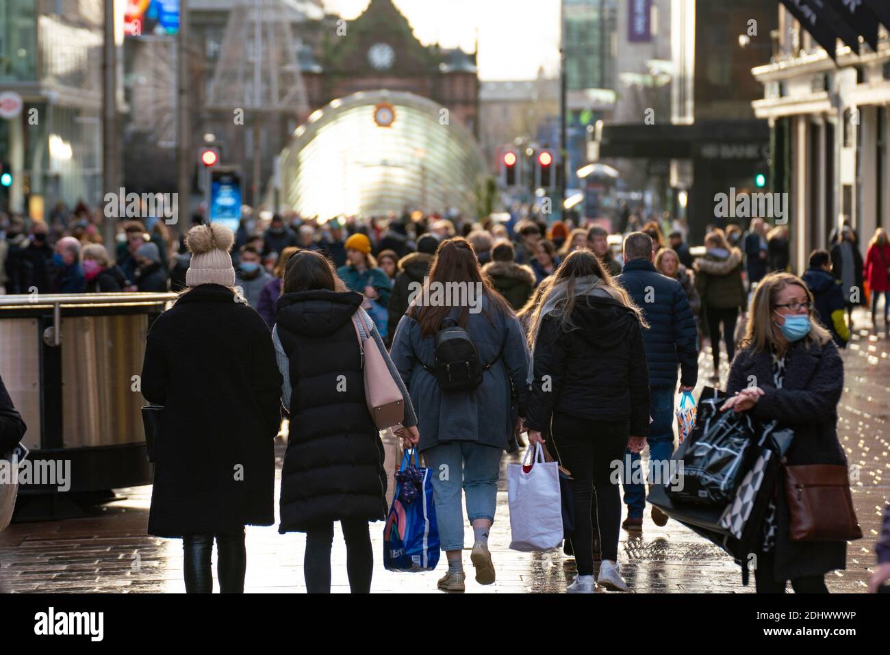 Glasgow, Schottland, Großbritannien. 12 Dezember 2021. Am ersten Tag nach Glasgow Lockdown reduziert auf Ebene 3 , Geschäfte im Stadtzentrum sind geöffnet und viele Weihnachtseinkäufer sind auf den Straßen gesehen . Buchanan Street und Argyle Street sind besonders belebt. Iain Masterton/Alamy Live News Stockfoto