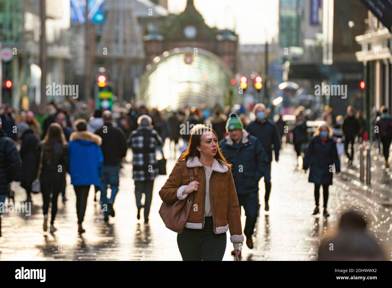 Glasgow, Schottland, Großbritannien. 12 Dezember 2021. Am ersten Tag nach Glasgow Lockdown reduziert auf Ebene 3 , Geschäfte im Stadtzentrum sind geöffnet und viele Weihnachtseinkäufer sind auf den Straßen gesehen . Buchanan Street und Argyle Street sind besonders belebt. Iain Masterton/Alamy Live News Stockfoto