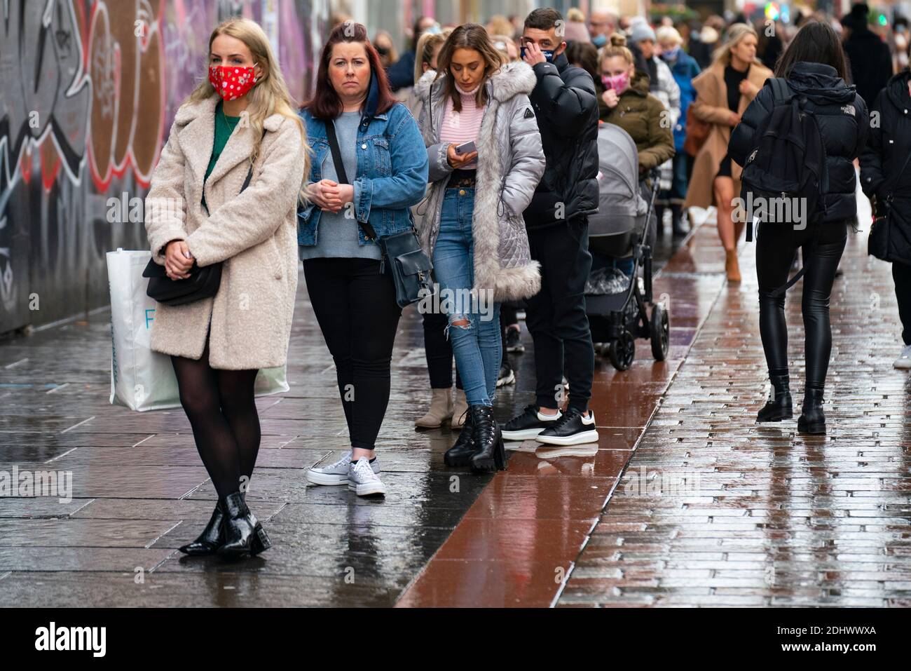Glasgow, Schottland, Großbritannien. 12 Dezember 2021. Am ersten Tag nach Glasgow Lockdown reduziert auf Ebene 3 , Geschäfte im Stadtzentrum sind geöffnet und viele Weihnachtseinkäufer sind auf den Straßen gesehen . Buchanan Street und Argyle Street sind besonders belebt. PIC; Schlange vor Zara. Iain Masterton/Alamy Live News Stockfoto