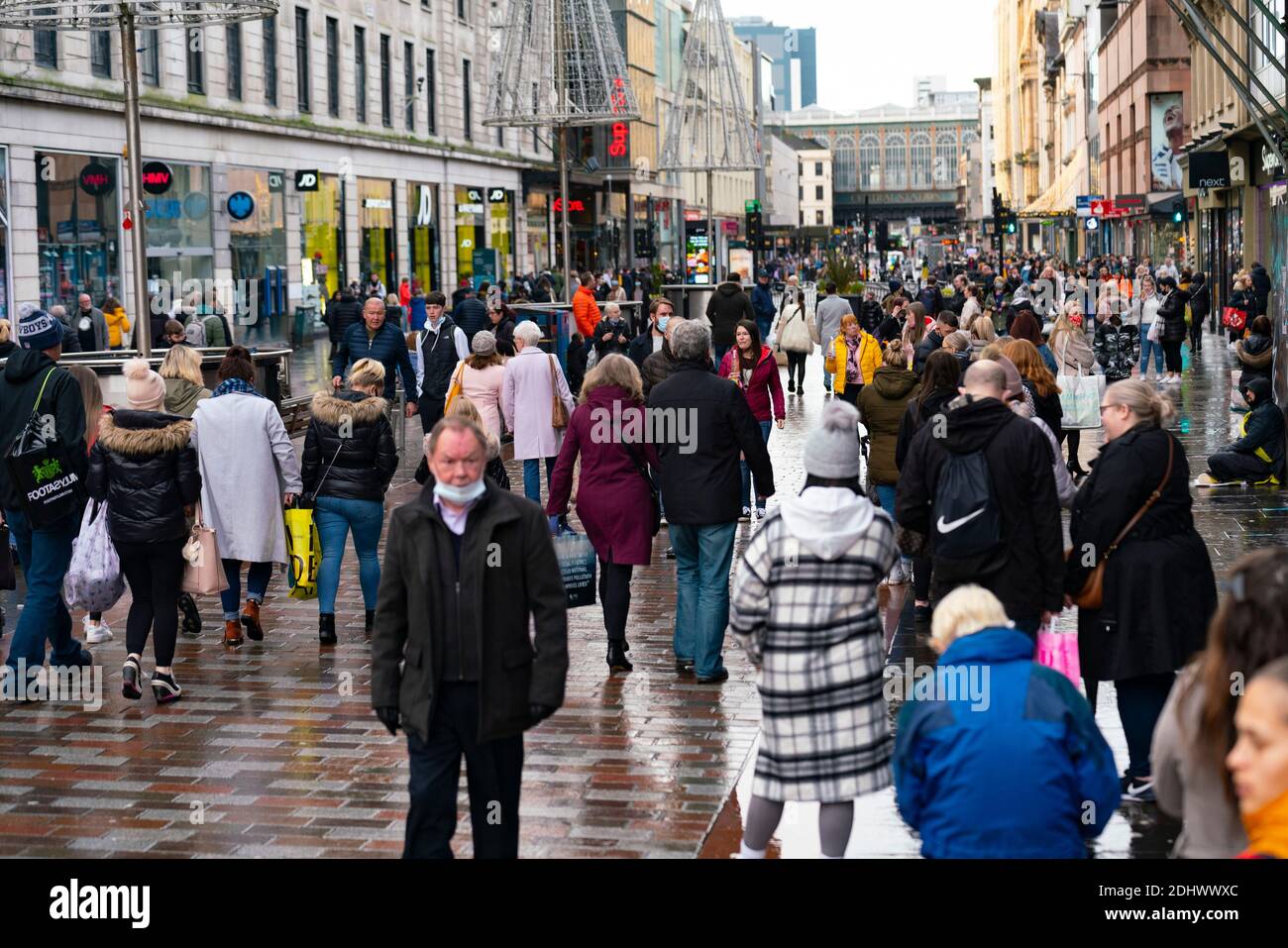 Glasgow, Schottland, Großbritannien. 12 Dezember 2021. Am ersten Tag nach Glasgow Lockdown reduziert auf Ebene 3 , Geschäfte im Stadtzentrum sind geöffnet und viele Weihnachtseinkäufer sind auf den Straßen gesehen . Buchanan Street und Argyle Street sind besonders belebt. PIC; Argyle Street ist voll. Iain Masterton/Alamy Live News Stockfoto
