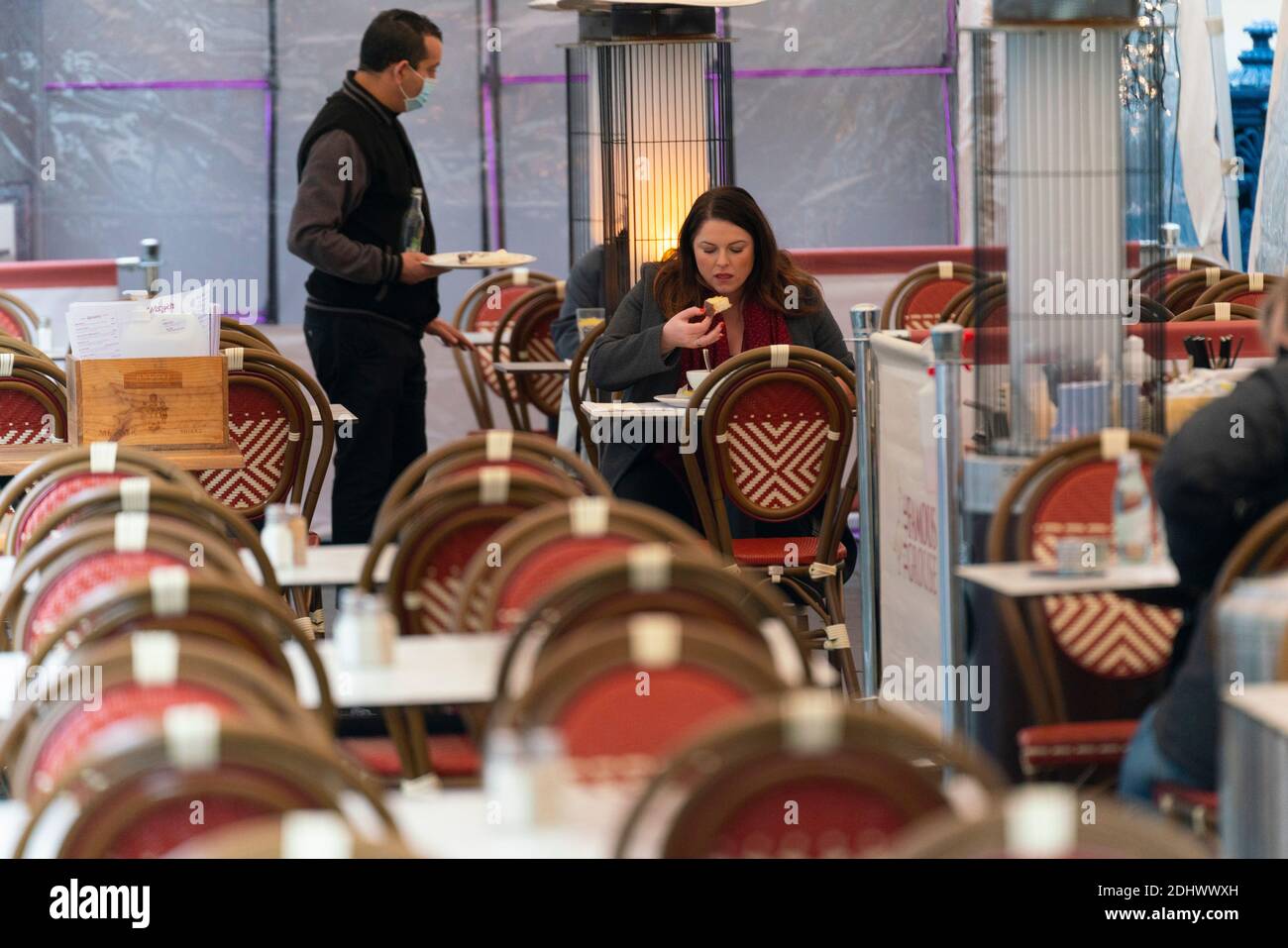 Glasgow, Schottland, Großbritannien. 12 Dezember 2021. Am ersten Tag nach Glasgow Lockdown reduziert auf Ebene 3 , Geschäfte im Stadtzentrum sind geöffnet und viele Weihnachtseinkäufer sind auf den Straßen gesehen . Buchanan Street und Argyle Street sind besonders belebt. PIC; Di Maggios Cafe ist geöffnet, aber sehr leer. Iain Masterton/Alamy Live News Stockfoto