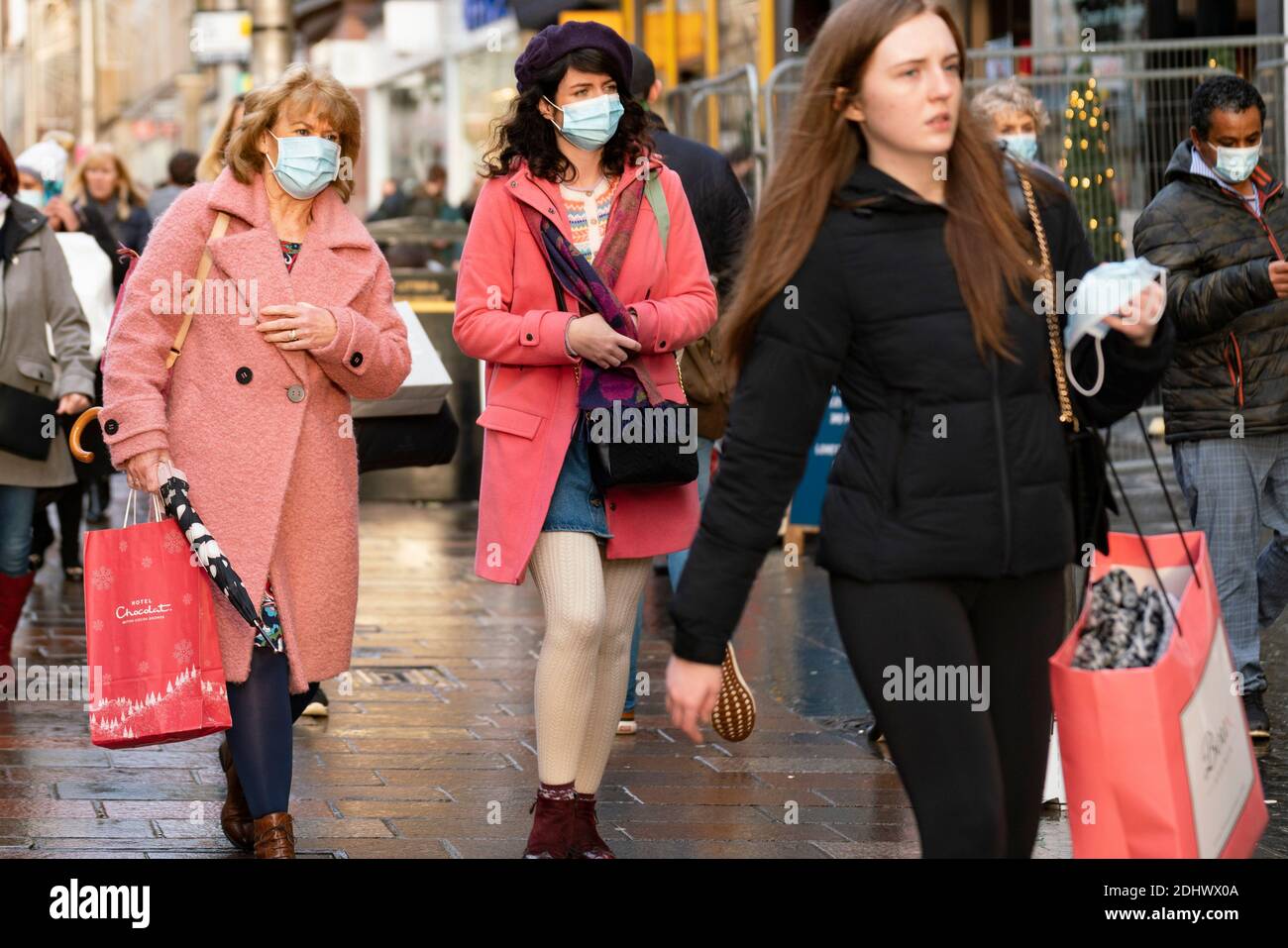 Glasgow, Schottland, Großbritannien. 12 Dezember 2021. Am ersten Tag nach Glasgow Lockdown reduziert auf Ebene 3 , Geschäfte im Stadtzentrum sind geöffnet und viele Weihnachtseinkäufer sind auf den Straßen gesehen . Buchanan Street und Argyle Street sind besonders belebt. Iain Masterton/Alamy Live News Stockfoto