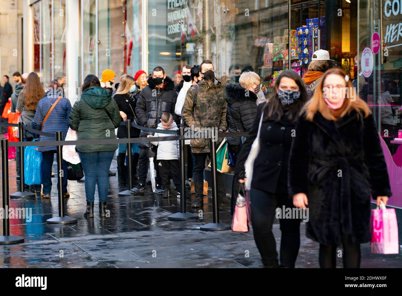 Glasgow, Schottland, Großbritannien. 12 Dezember 2021. Am ersten Tag nach Glasgow Lockdown reduziert auf Ebene 3 , Geschäfte im Stadtzentrum sind geöffnet und viele Weihnachtseinkäufer sind auf den Straßen gesehen . Buchanan Street und Argyle Street sind besonders belebt. Im Bild: Schlange stehen vor dem üppigen. Iain Masterton/Alamy Live News Stockfoto