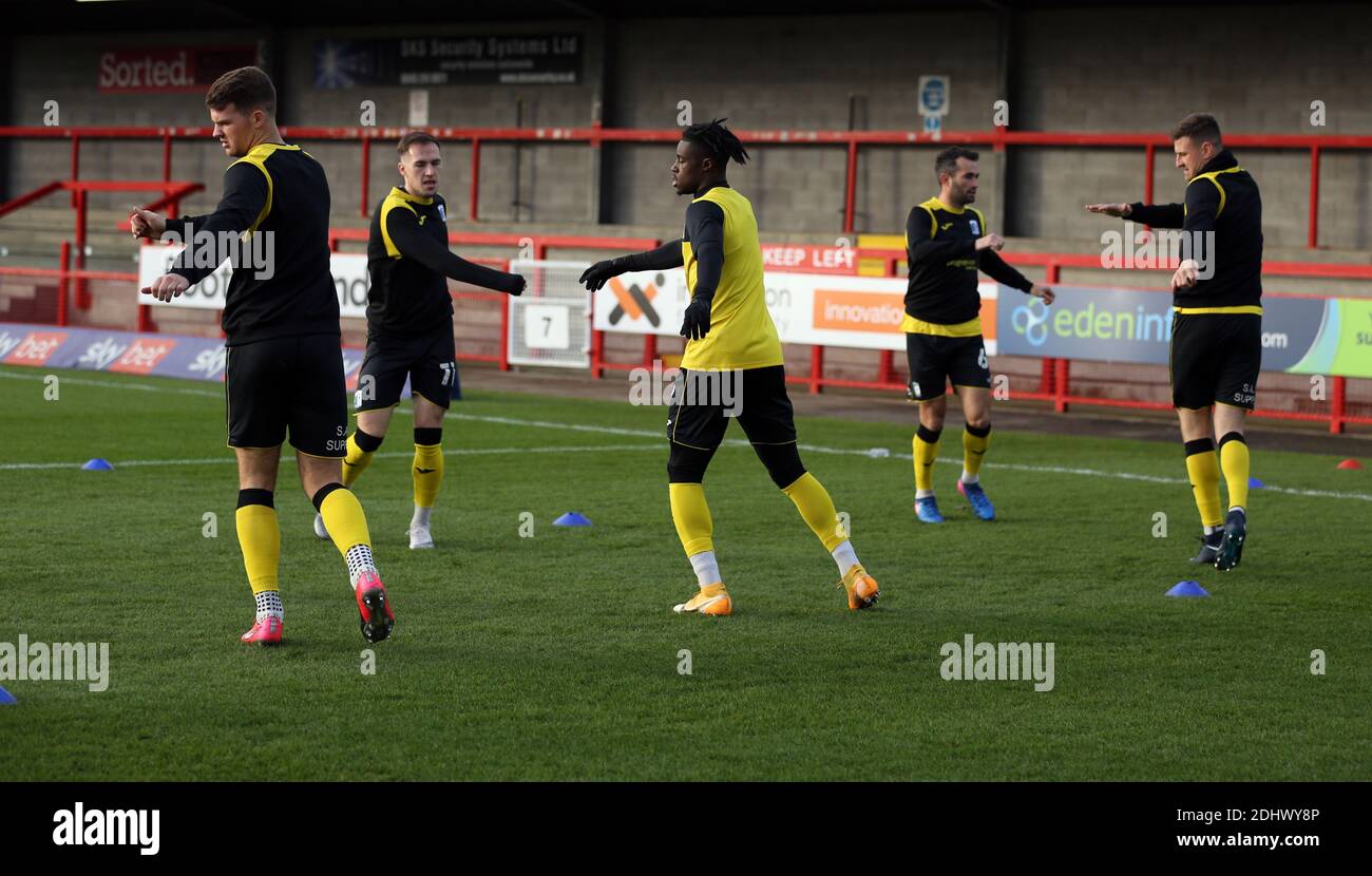 CRAWLEY, ENGLAND. 12. DEZEMBER Barrow Spieler wärmen sich vor dem Sky Bet League 2 Spiel zwischen Crawley Town und Barrow im Broadfield Stadium, Crawley am Samstag 12. Dezember 2020 auf. (Quelle: Chris Booth) Quelle: MI News & Sport /Alamy Live News Stockfoto