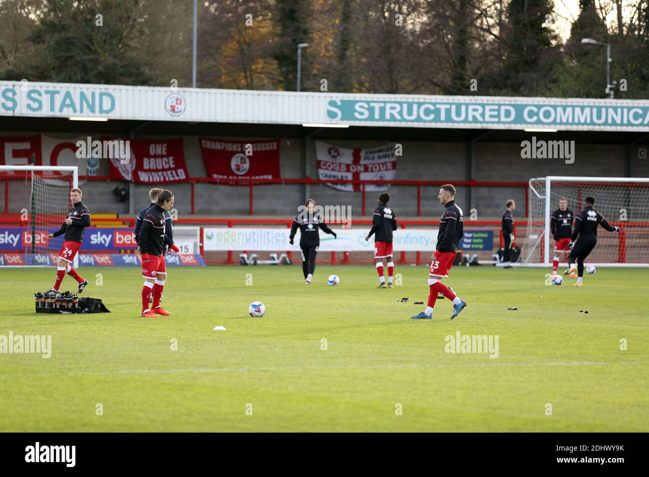 CRAWLEY, ENGLAND. 12. DEZEMBER Crawley Spieler wärmen sich vor dem Sky Bet League 2 Spiel zwischen Crawley Town und Barrow im Broadfield Stadium, Crawley am Samstag 12. Dezember 2020 auf. (Quelle: Chris Booth) Quelle: MI News & Sport /Alamy Live News Stockfoto