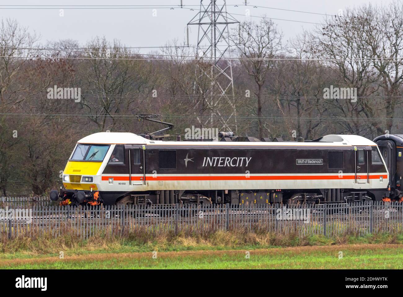 Ehemalige BR-Klasse 90 90002 in BR Inter-City Lackierung gesehen In Winwick an der West Coast Main Line, die eine schleppt railtour mit dem Titel The Royal Scot von London nach Stockfoto