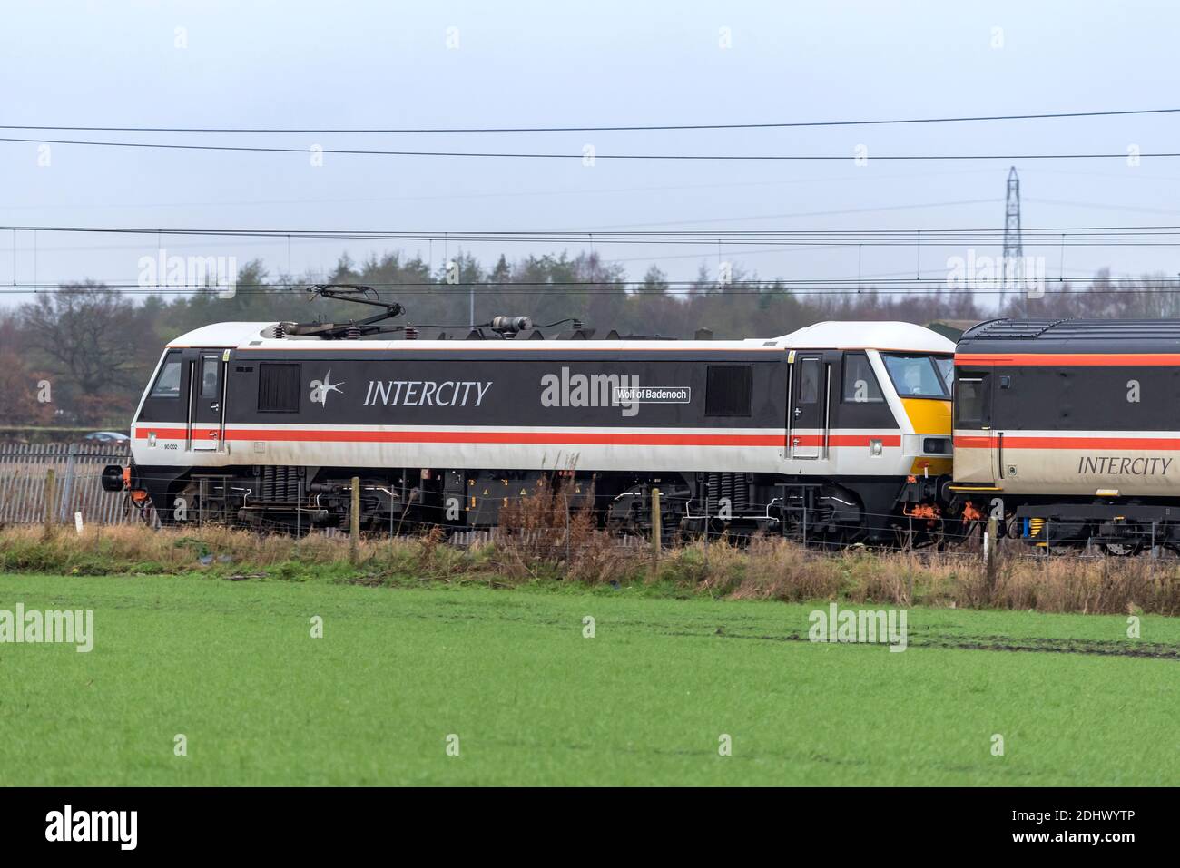 Ehemalige BR-Klasse 90 90002 in BR Inter-City Lackierung gesehen In Winwick an der West Coast Main Line, die eine schleppt railtour mit dem Titel The Royal Scot von London nach Stockfoto