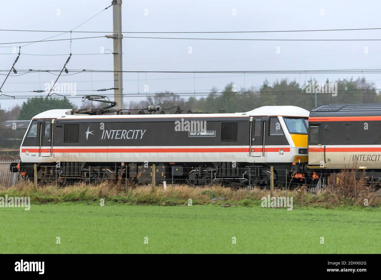 Ehemalige BR-Klasse 90 90002 in BR Inter-City Lackierung gesehen In Winwick an der West Coast Main Line, die eine schleppt railtour mit dem Titel The Royal Scot von London nach Stockfoto