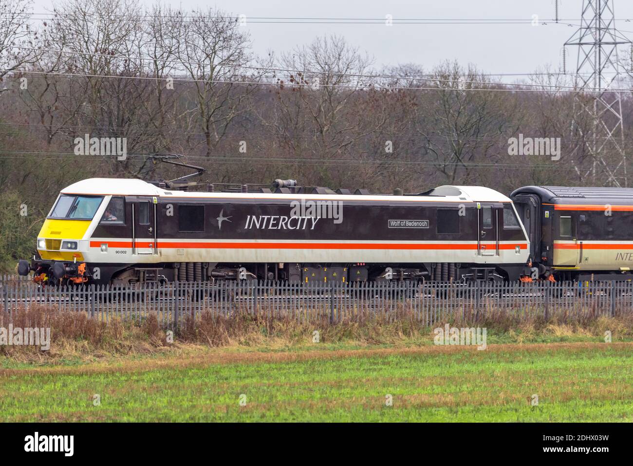 Ehemalige BR-Klasse 90 90002 in BR Inter-City Lackierung gesehen In Winwick an der West Coast Main Line, die eine schleppt railtour mit dem Titel The Royal Scot von London nach Stockfoto