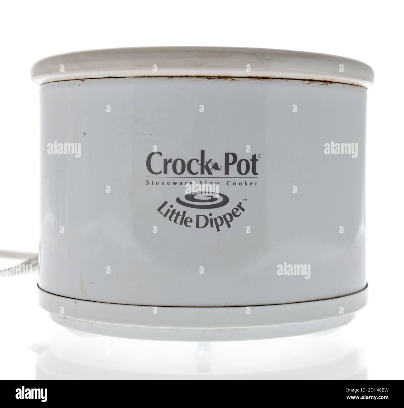 Winneconne, WI -9 Dezember 2020: Ein Paket von Crock Pot kleine Dipper Steinzeug langsamen Herd auf einem isolierten Hintergrund. Stockfoto