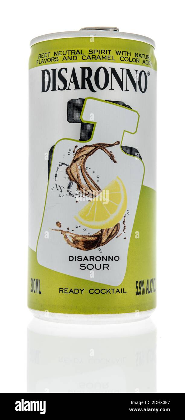 Winneconne, WI -11 Dezember 2020: Ein saurer Cocktail-Drink auf einem isolierten Hintergrund. Stockfoto