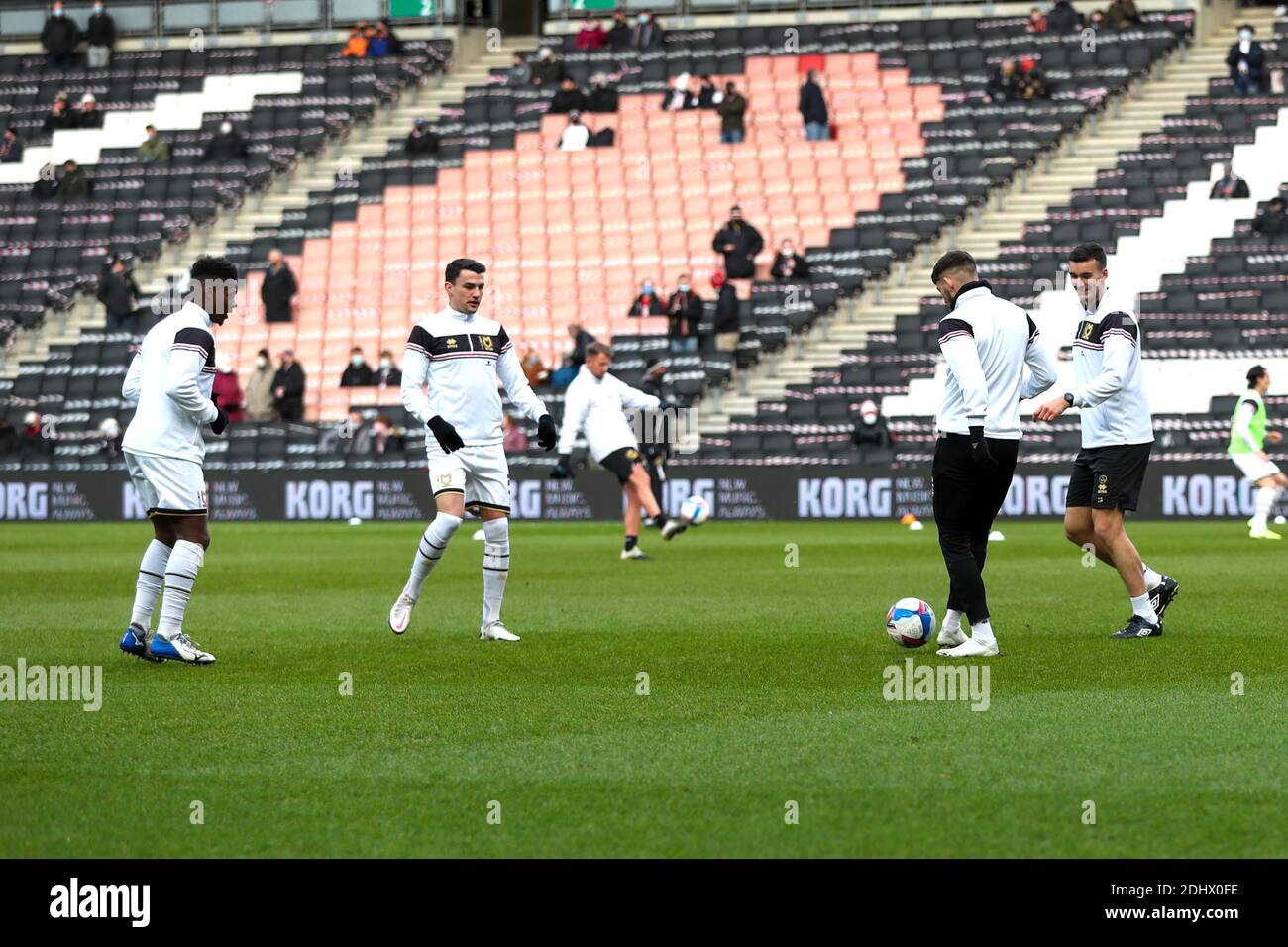 MILTON KEYNES, ENGLAND. DEZEMBER. Milton Keynes Dons Spieler wärmen sich vor der Sky Bet League ein Spiel zwischen MK Dons und Burton Albion im Stadium MK, Milton Keynes am Samstag 12. Dezember 2020 auf. (Kredit: John Cripps - MI News) Kredit: MI Nachrichten & Sport /Alamy Live Nachrichten Stockfoto