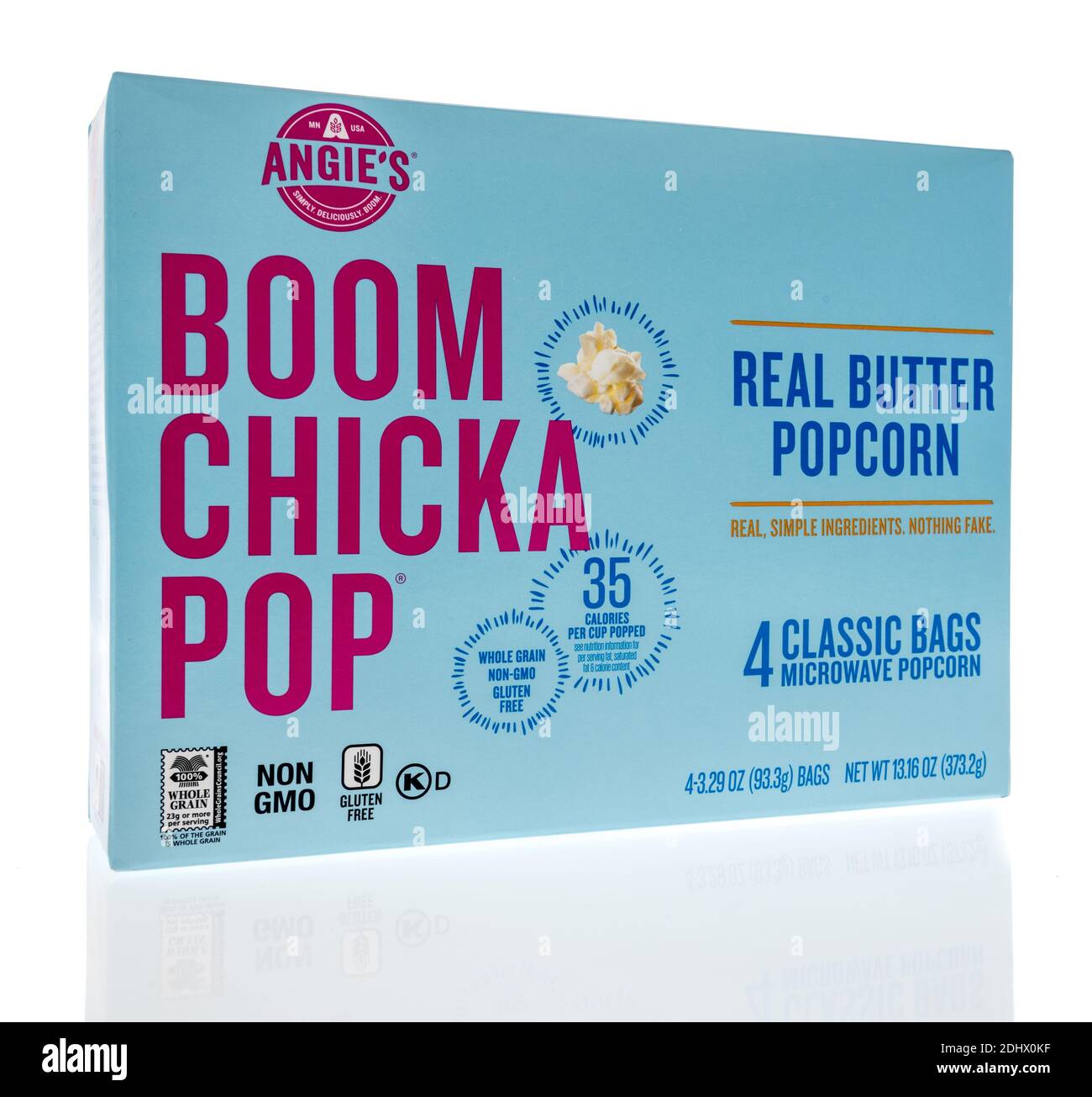 Winneconne, WI -11 Dezember 2020: Ein Paket von Boom Kichera Pop echte Butter Popcorn Mikrowelle auf einem isolierten Hintergrund. Stockfoto