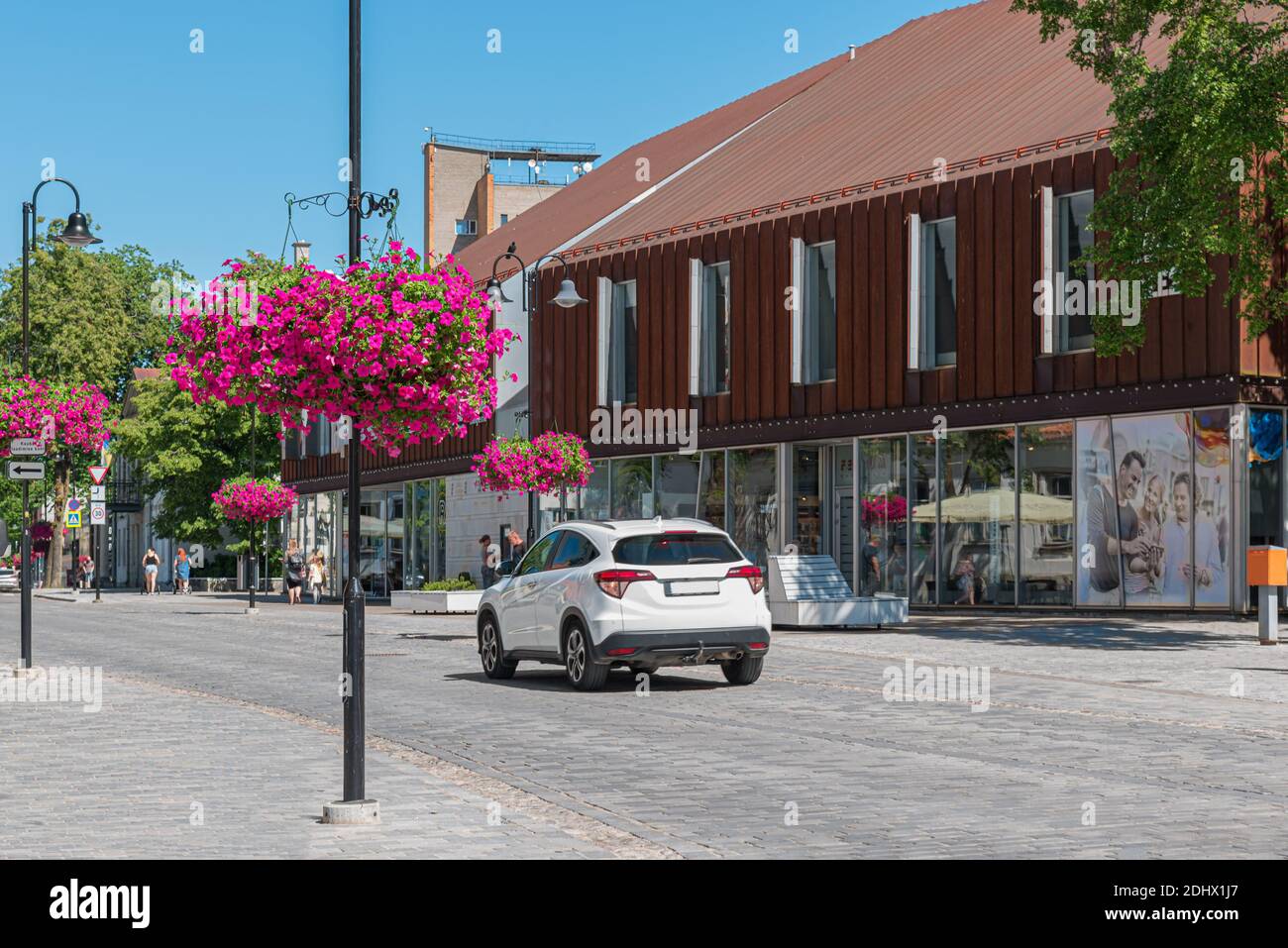 Eine leere Straße in der kleinen Stadt Kuressaare mit viel Grün. Viele Bäume und viele Blumen. Kein Tourist nach Covid 19. Stockfoto