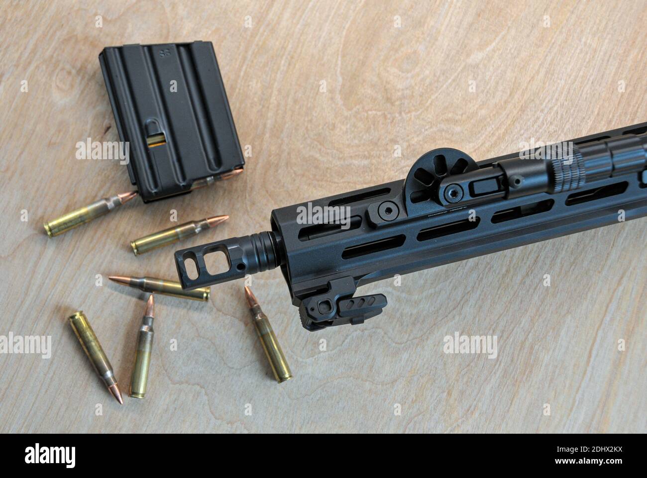 AR-15 schwarzes Gewehr mit Munition und geladenem Magazin Stockfoto