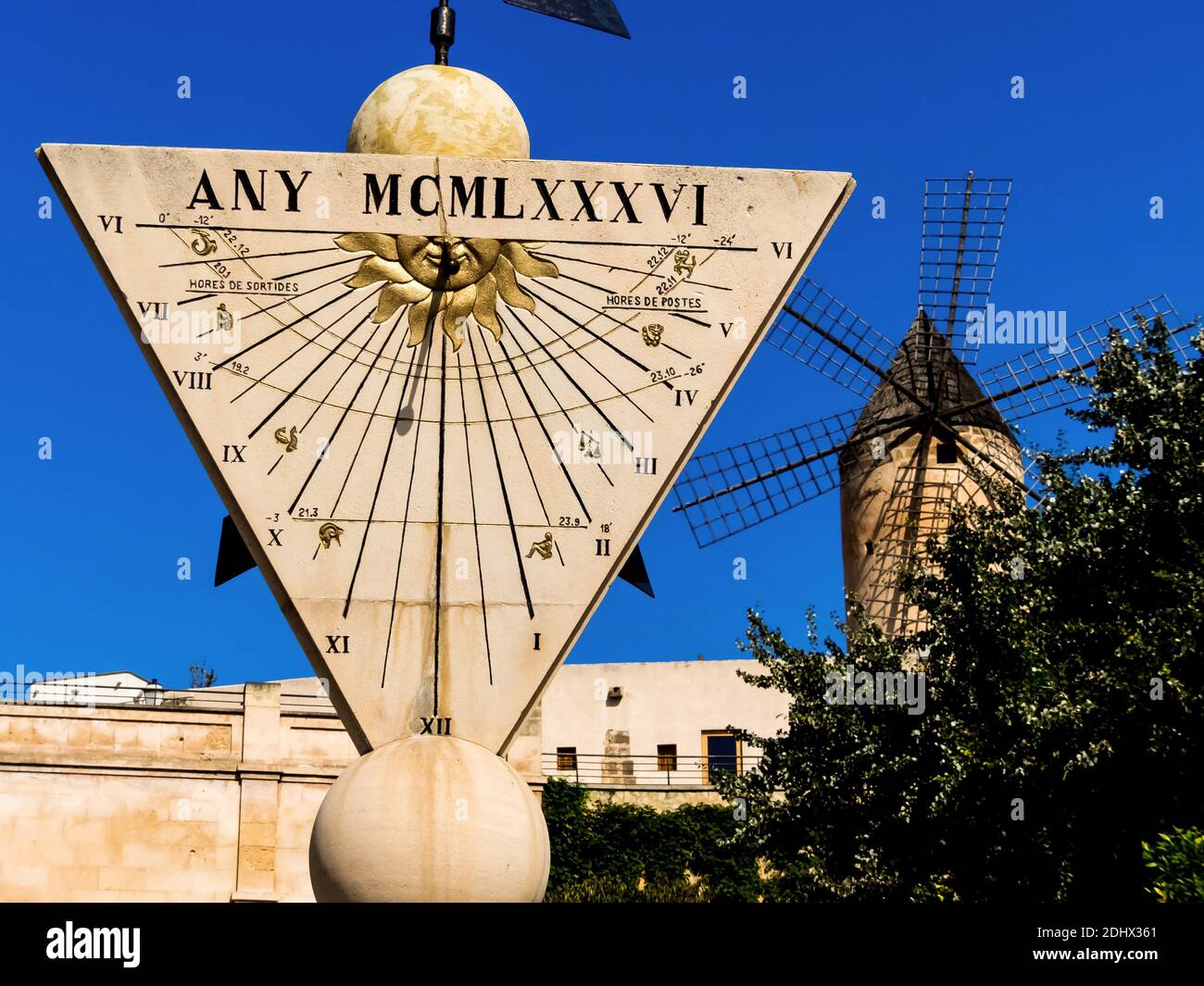 Eine Sonnenuhr in der Stadt Palma auf Mallora, Spanien. Stockfoto