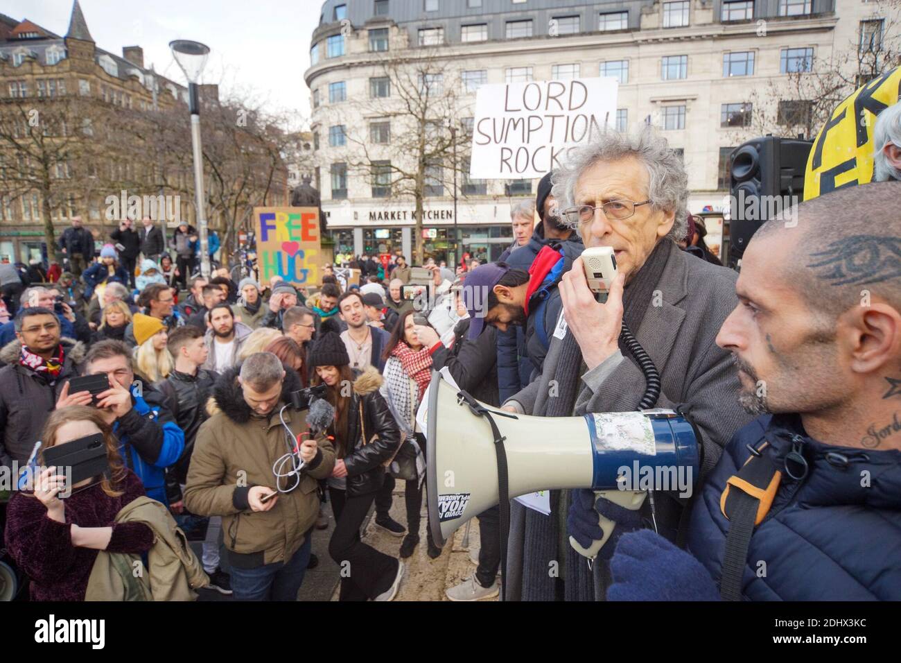 Manchester, England, Großbritannien. Dezember 2020. Freiheitsdemonstration unter dem Namen „der Norden vereint“ aus Protest gegen COVID-19-Sperren und Systembeschränkungen des Coronavirus. Piers Corbyn spricht mit einer Menschenmenge in Piccadilly Gardens darüber, „die neue Normalität“ zu stoppen. Quelle: Callum Fraser/Alamy Live News Stockfoto