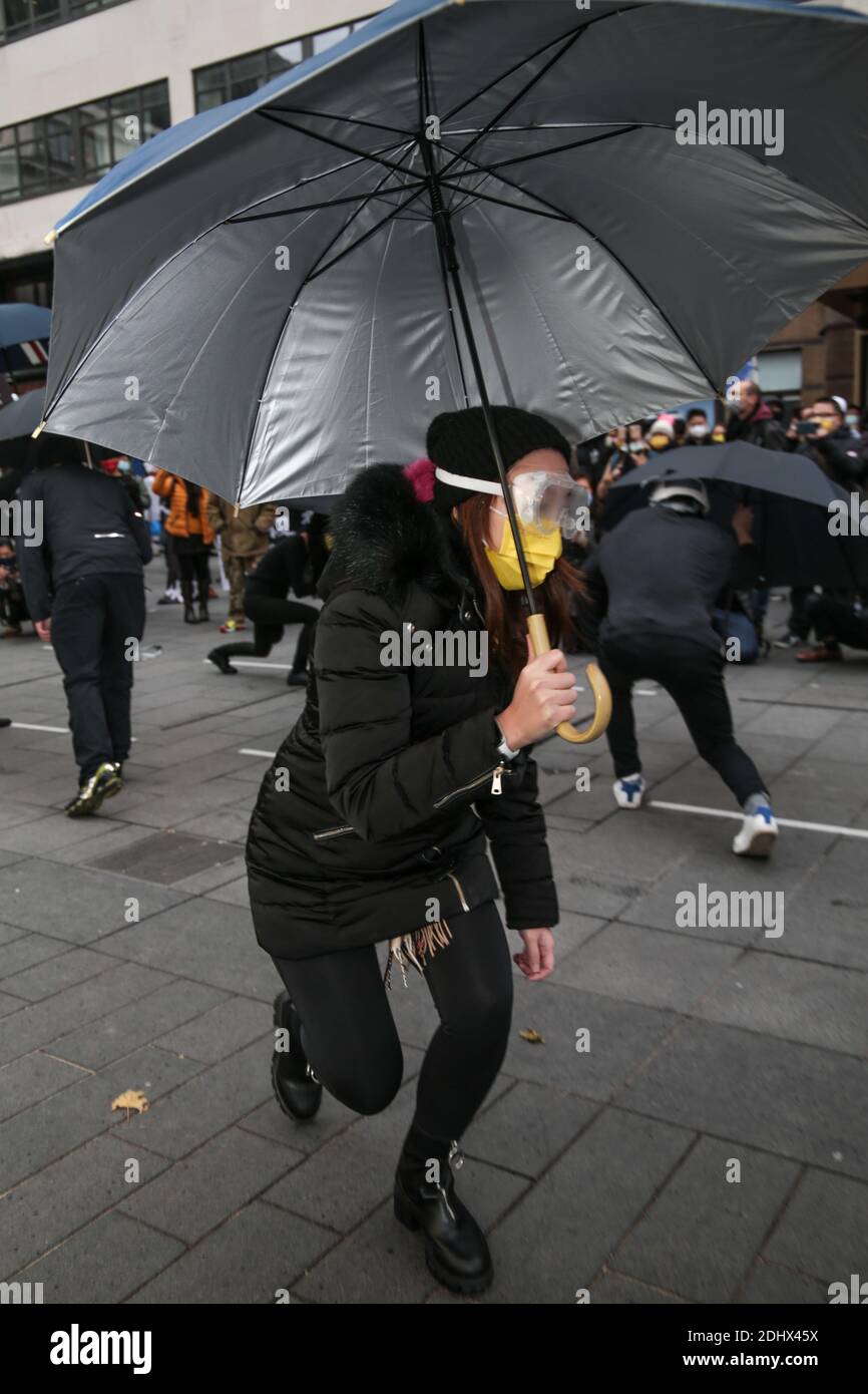 London UK 12 December 2020.Demonstranten in London tanzten in Solidarität mit prodemokratischen Aktivisten in Hongkong, die Schirme stellten die Schilde dar, die von Demonstranten auf dem Festland Honks verwendet wurden.Paul Quezada-Neiman/Alamy Live News Stockfoto