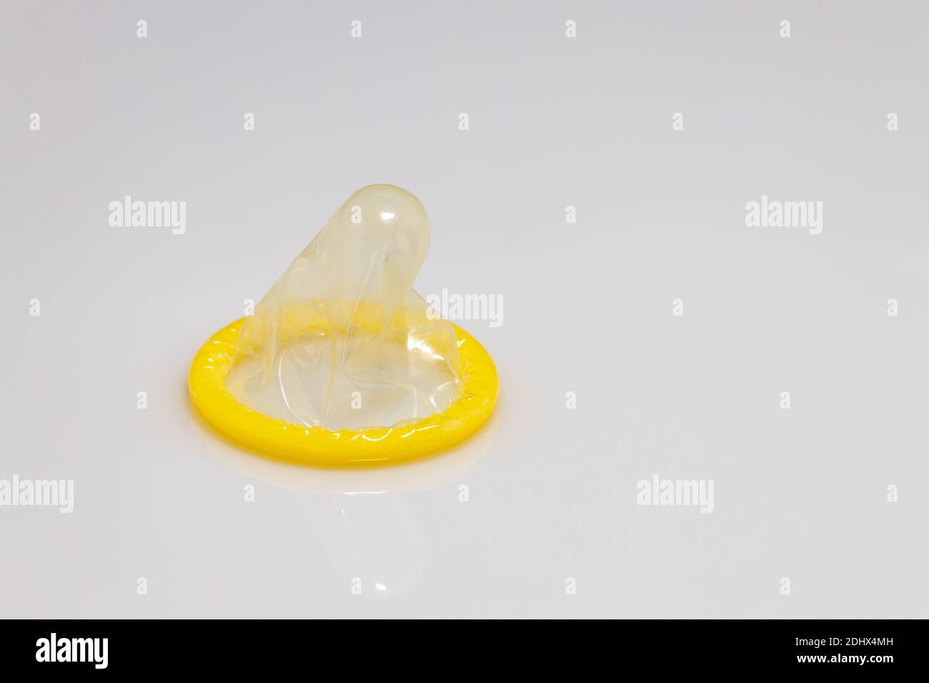 Kondom auf weißem Hintergrund Stockfoto