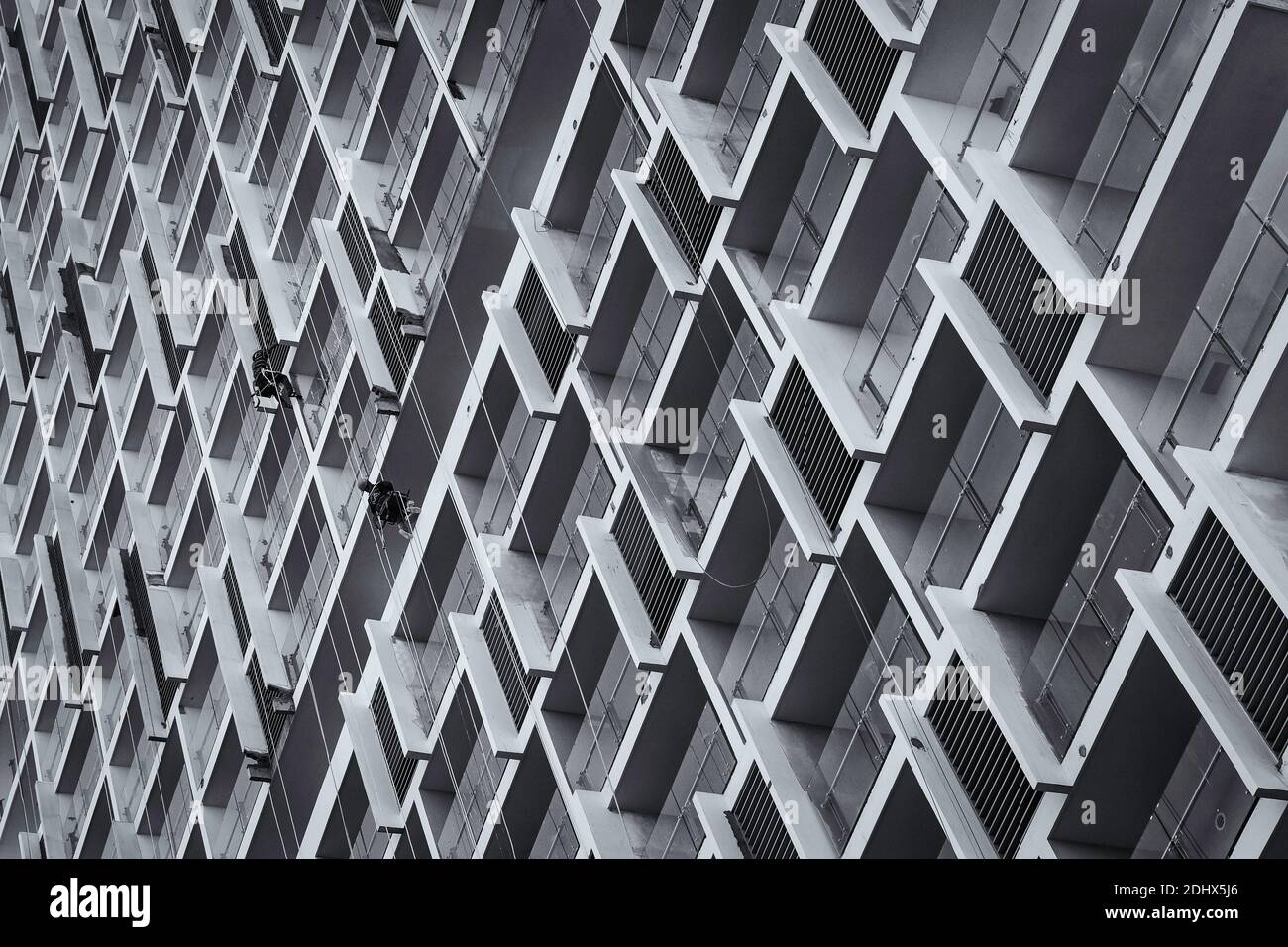 Schwarz-Weiß-Foto eines neu erbauten Gebäudes. Stockfoto