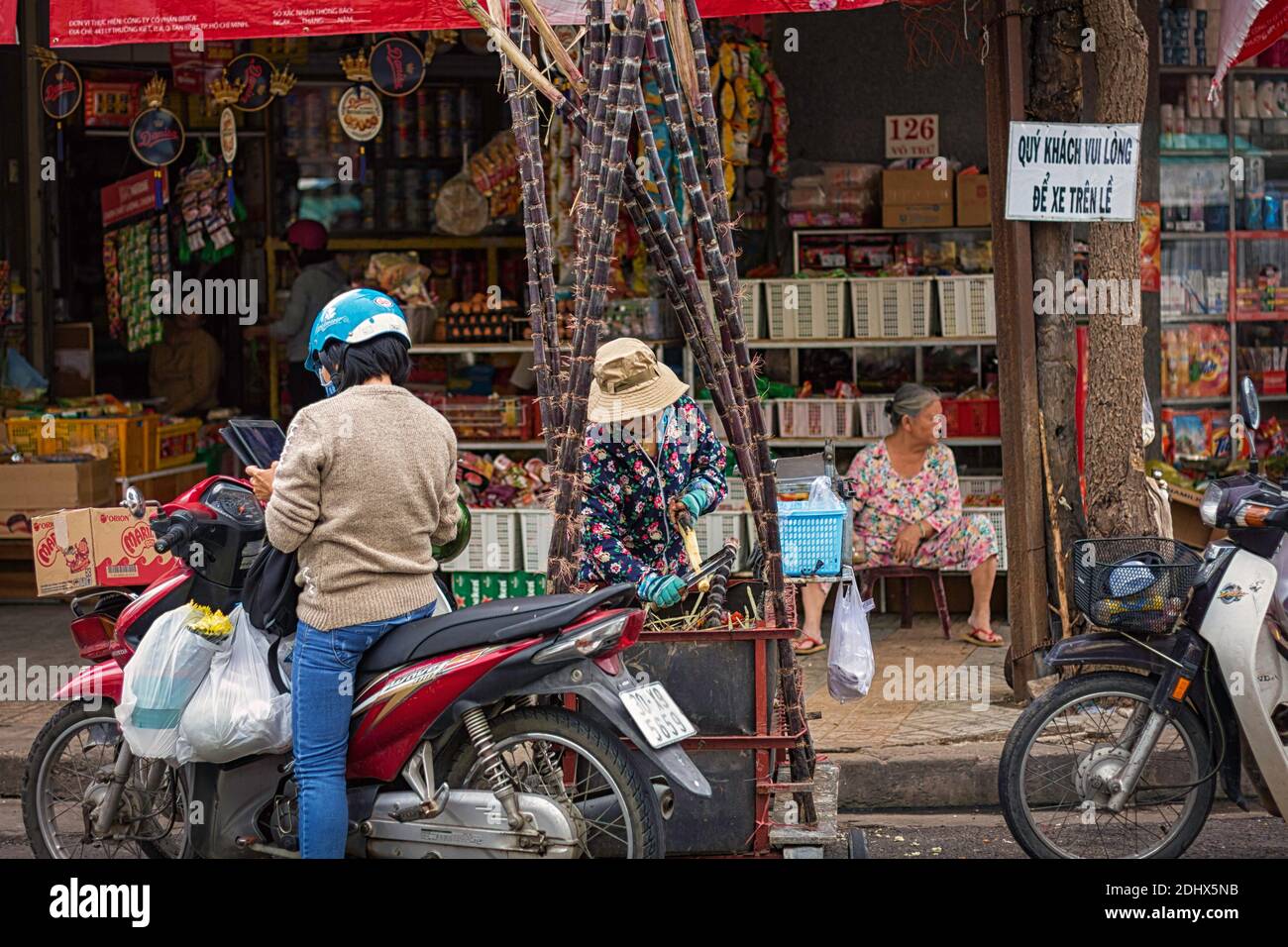 Geschäftiges Straßenfest in nha trang vietnam. Stockfoto