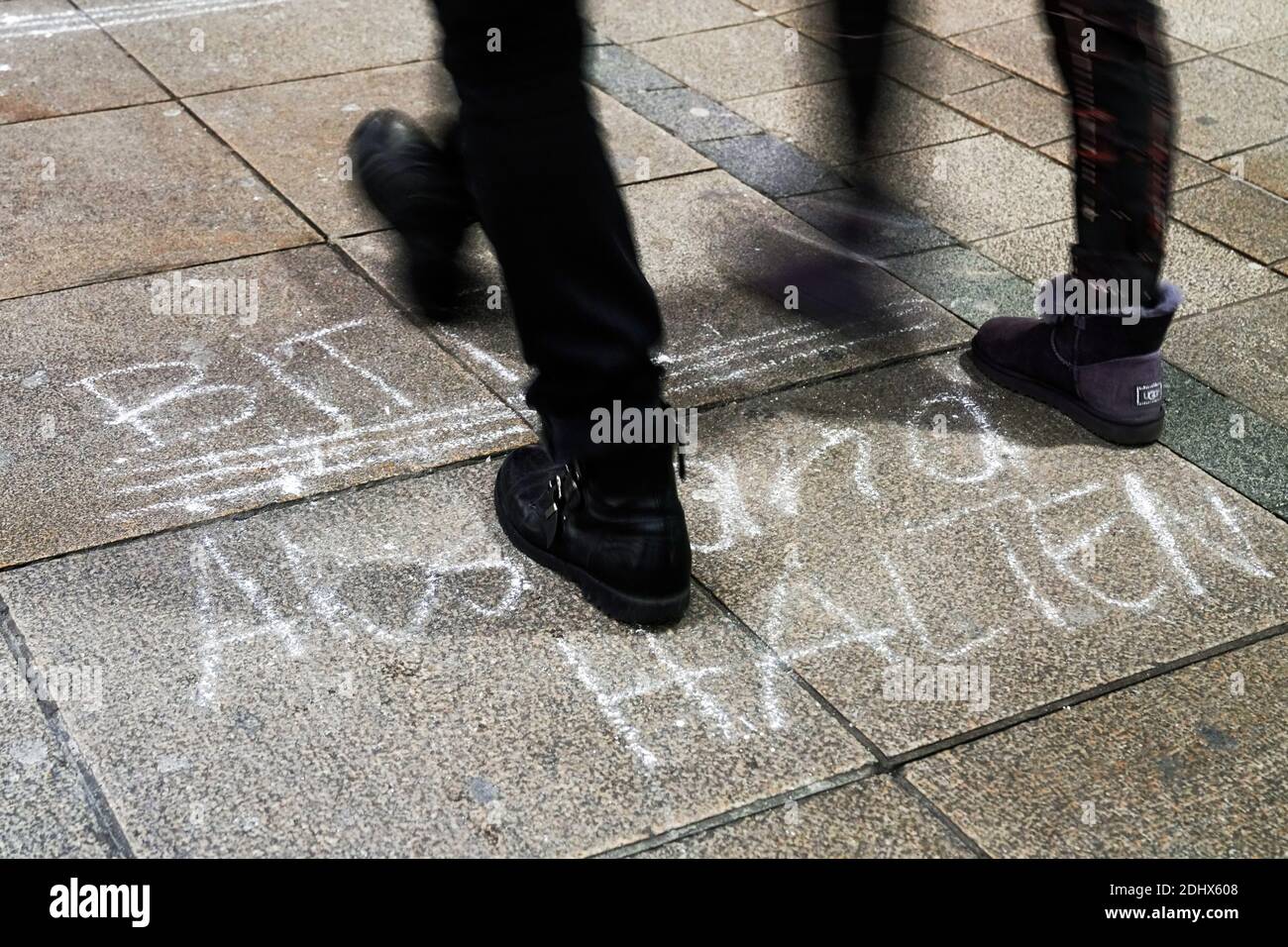 Anfrage: 'Bitte Abstand halten' auf dem Boden in der Fußgängerzone in Dortmund, 11. Dezember 2020 Stockfoto