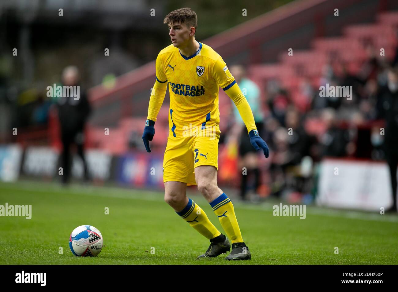 LONDON, ENGLAND. 12. DEZEMBER Steve Seddon vom AFC Wimbledon kontrolliert den Ball während des Sky Bet League 1-Spiels zwischen Charlton Athletic und AFC Wimbledon am Samstag, 12. Dezember 2020 im The Valley, London. (Quelle: Juan Gasparini, Mi News) Stockfoto