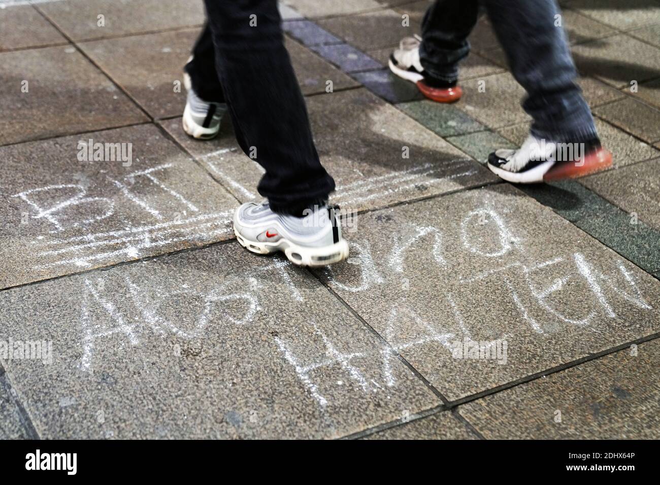 Anfrage: 'Bitte Abstand halten' auf dem Boden in der Fußgängerzone in Dortmund, 11. Dezember 2020 Stockfoto