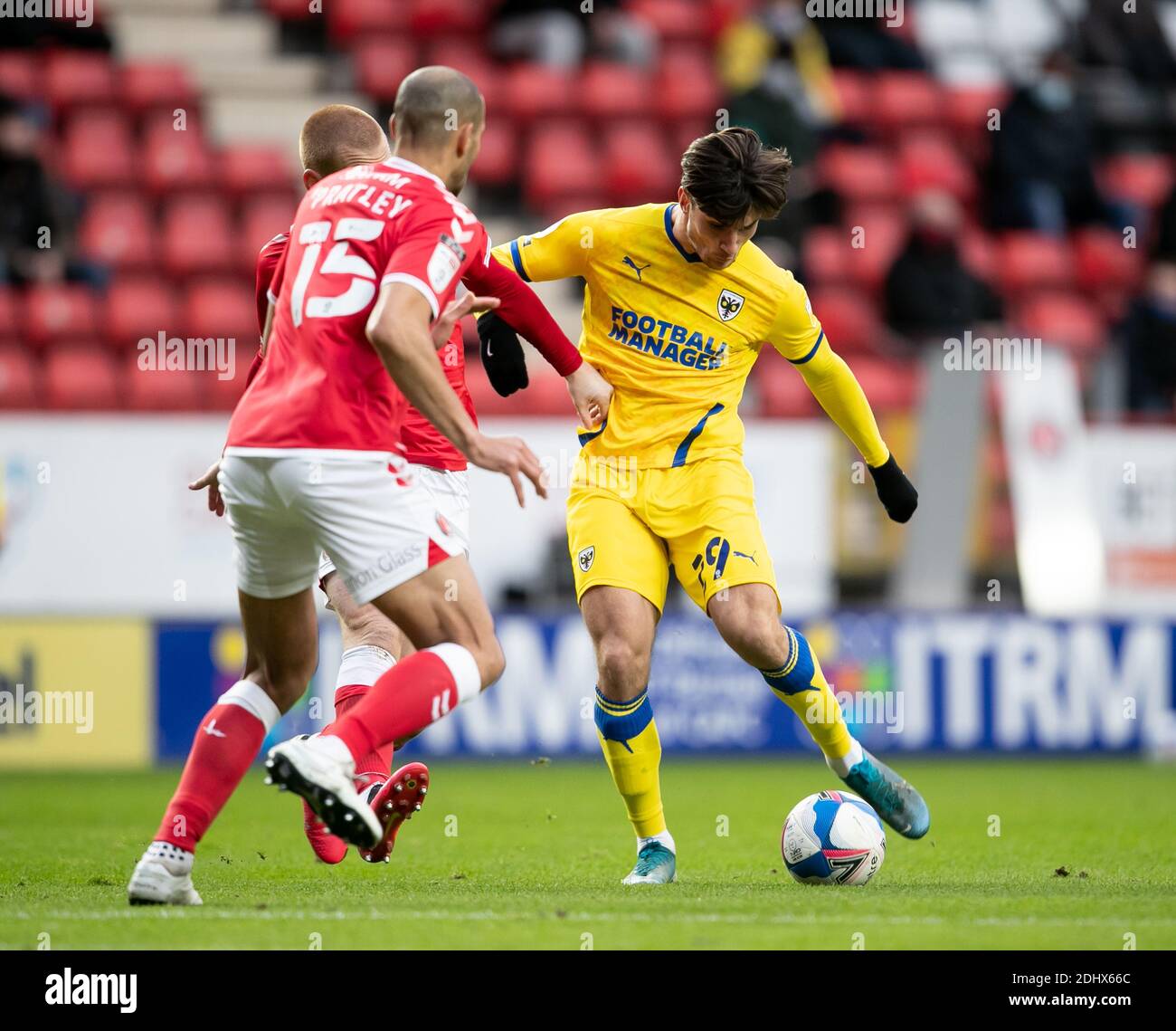 LONDON, ENGLAND. 12. DEZEMBER Ryan Longman AFC Wimbledon tritt den Ball während der Sky Bet League 1 Spiel zwischen Charlton Athletic und AFC Wimbledon in The Valley, London am Samstag 12. Dezember 2020. (Quelle: Juan Gasparini, Mi News) Stockfoto