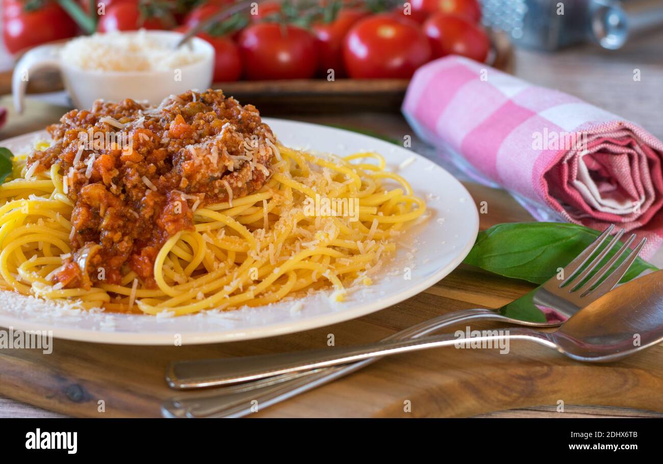 Ein Teller Spaghetti Bolognese mit Parmesan Stockfoto