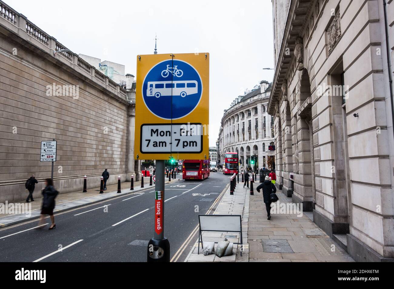 Straßenbenutzungsbeschränkung am Bahnhof London Bank Stockfoto