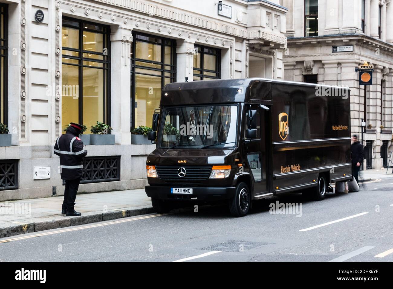 Parkwächter, der eine Parkstrafe für einen Lieferwagen ausstellt London City Stockfoto