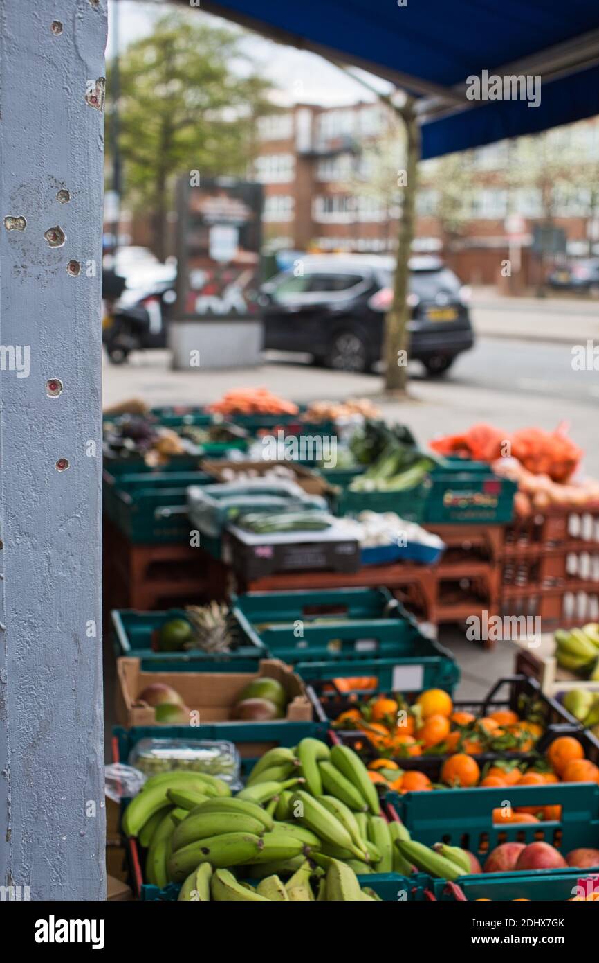 Einschusslöcher vor der Wand nach dem Erschießen in Bandenverbrechen Stockfoto