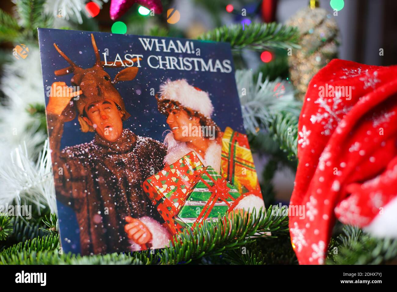 Viersen, Deutschland - 9. Dezember. 2020: Nahaufnahme der Vinylplatte-Cover-Single mit dem berühmten Wham letzten weihnachtslied in verzierten Tannenbäumen Stockfoto