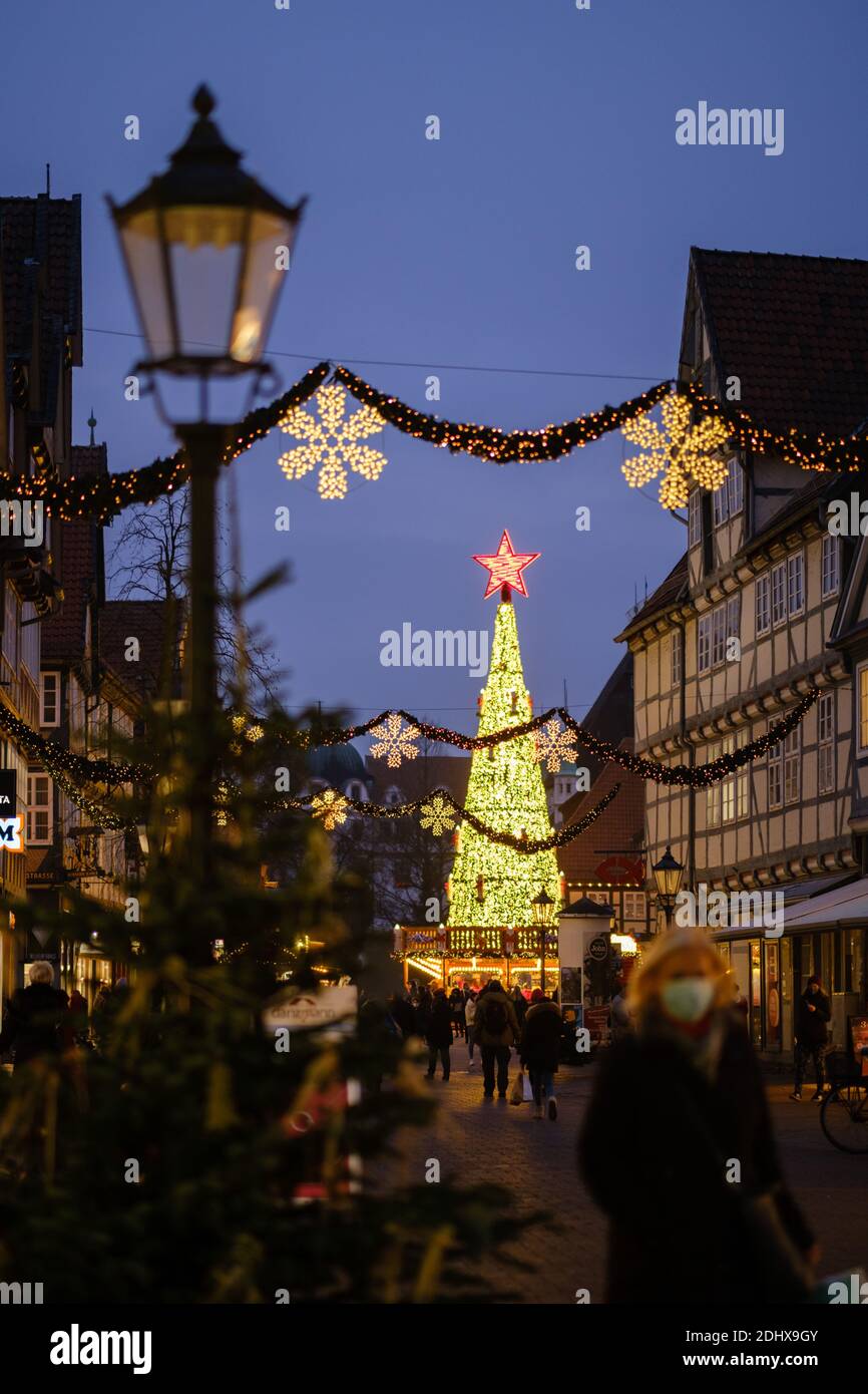 Celle, Deutschland. Dezember 2020. Passanten schlendern durch das weihnachtlich geschmückte Stadtzentrum. Händler hoffen auf gutes Geschäft am dritten Adventssamstag. Quelle: Ole Spata/dpa/Alamy Live News Stockfoto