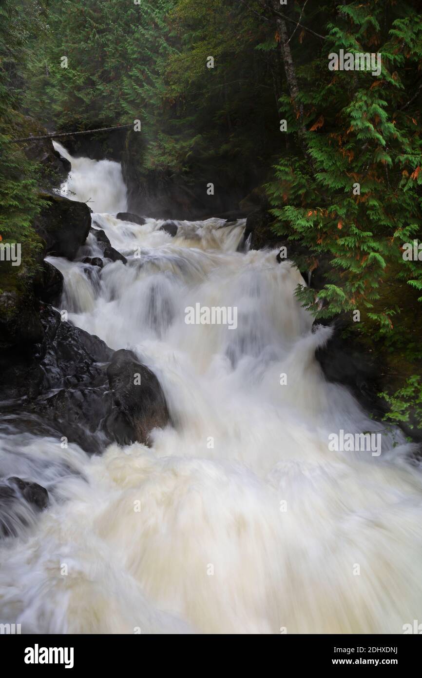 WA18716-00...WASHINGTON - EIN Hochwasser Deception Creek, der über Upper Deception Falls entlang des Highway 2 verströmt. Stockfoto
