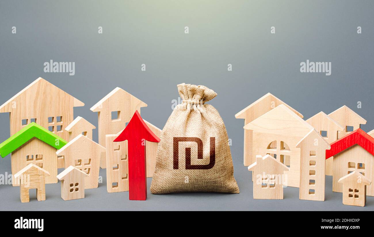 Israelischer Schekel Geldbeutel und eine Stadt mit Hausfiguren und roten Pfeil. Mietwachstum. Erholung und Wachstum der Immobilienpreise, hohe Nachfrage. Investitionen. Stockfoto